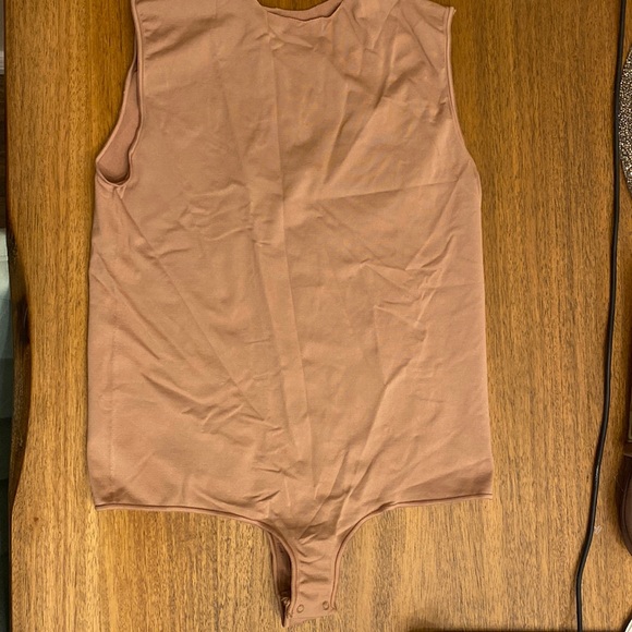 SKIMS Crewneck Sleeveless Bodysuit - Picture 6 of 7